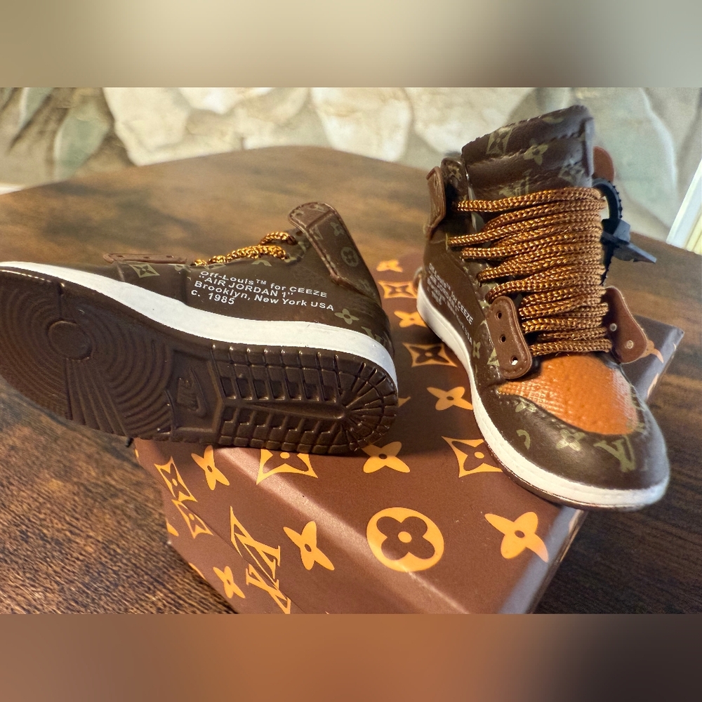 Luxe Inspired High-Top Pair Of Sneaker Keychains With Box! - Picture 5 of 12